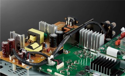 Widok rozłożony systemu hi-fi Technics SA-C600EG-K w kolorze czarnym z wzmacniaczem, odtwarzaczem CD, głośnikami, płytkami drukowanymi i komponentami elektronicznymi