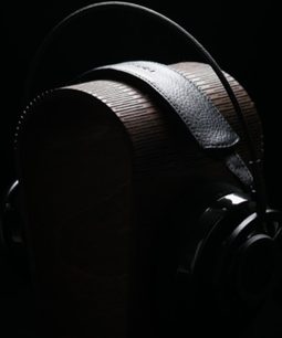 Audioquest Night Hawk Carbon hovedtelefoner, nærbillede af højre profil, blank sort kabinet, sølvfarvet gitter