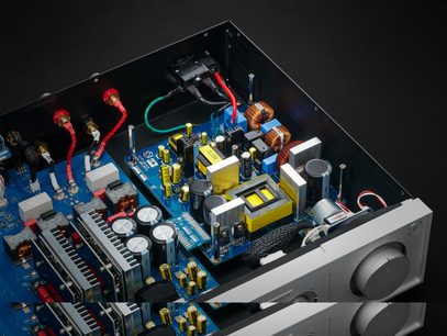 Стерео підсилювач Hi-Fi Rose RA280 чорного кольору. Вид спереду на внутрішні електронні схеми та компоненти на металевому шасі