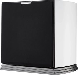 Bílý lakovaný MDF subwoofer AudioVector RSUB Arreté s černou přední stranou z látky, zaoblenými boky a šedou hliníkovou základnou, pohled z pravého předního tříčtvrtečního úhlu
