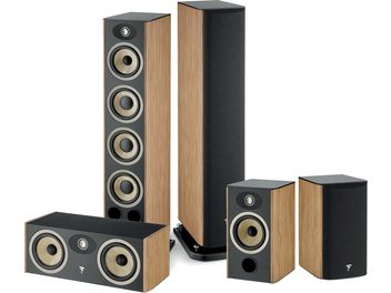 Pakke med Focal Aria Evo X N°3 gulvhøjtalere i valnød, indeholdende 2 gulvhøjtalere, 1 centerhøjttaler, 2 reolhøjtalere og 1 subwoofer