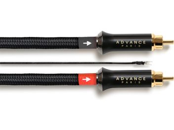 Advance Paris Link RCA kabel phono czarny z oplotem tekstylnym, widok z boku, pozłacane wtyki zamontowane w matowoczarnych metalowych tulejach z napisem „ADVANCE PARIS”, pierścienie oznaczeniowe szare i czerwone ze strzałką kierunkową oraz czarny przewód uziemiający zakończony widełkową końcówką