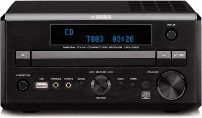 Yamaha CRX-E320 sort hi-fi minianlæg, set forfra, blå skærm, sølvfarvede knapper og drejeknapper, indbygget cd-afspiller