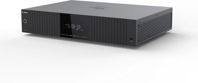 Reproductor multimedia UHD8000, vista en perspectiva, caja rectangular negra, pantalla digital central, botón circular a la izquierda, puerto USB a la derecha