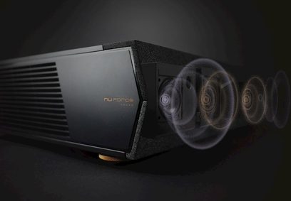 Videoproiector Optoma UHZ65UST negru, vedere frontală ușor laterală, lentile vizibile pe fața frontală