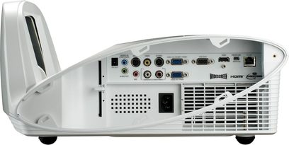 Optoma EW675UT hvid videoprojektor, set fra siden, tilslutninger på bagsiden, ventilationsgitter, justerbare fødder