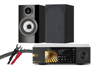 Hi-fi zostava EverSolo s čiernym sieťovým zosilňovačom, párom čiernych regálových reproduktorov a audio káblami s vidličkami