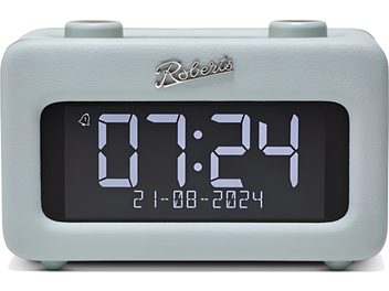 Roberts Revival Rest Radiowecker, rechteckiges Gehäuse aus hellblauem genarbtem Kunstleder, großes digitales Display mit schwarzen Ziffern auf weißem Hintergrund, zwei zylindrische Bedienelemente auf der Oberseite, Frontansicht