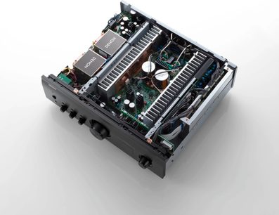 Ampli hi-fi stereo Denon PMA-1700NE černý, pohled shora v perspektivě, otevřený kryt odhalující vnitřní komponenty
