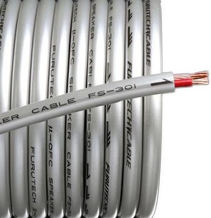 Furutech FS-301-kabel i lys grå farge med gjennomsiktig kappe som viser inskripsjoner, plassert på hvite kabler, nærbilde