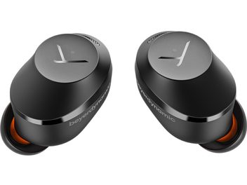 Навушники Beyerdynamic Amiron 300 чорного кольору, крупний план двох овальних чорних навушників з оранжевими насадками та сріблястим логотипом