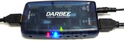 Darbee Darblet DVP 5000 sort videoprocesor, set forfra, tilsluttet med HDMI-kabel, viser farvede LED'er