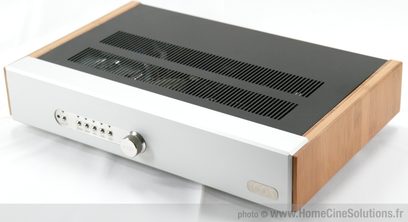 Wzmacniacz hi-fi stereo ICOS 260 Init w kolorze srebrnym / z jasnymi bokami z bambusa, przednią ścianką z szczotkowanego aluminium, czarną maskownicą, przyciskami i gniazdami z przodu