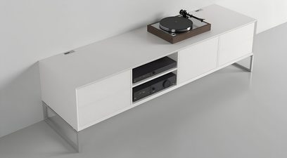 Bílý audio-video nábytek Clic Classic Series Model 242 ze dřeva, kovové nohy, otevřená centrální přihrádka, gramofon nahoře