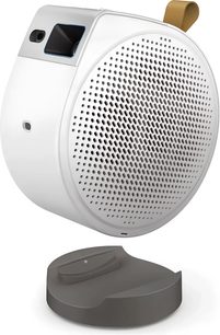Proyector Benq GV50 cilíndrico inclinado, superficie perforada circular, lente rectangular, correa beige, base gris desmontable