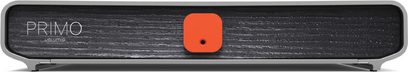 Volumio Primo V2 netværksafspiller, set forfra, rektangulært kabinet, sort tekstureret overflade, orange centerknap