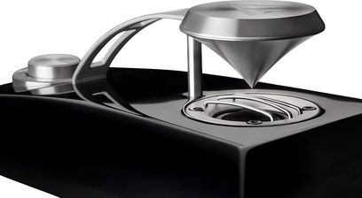 Super-tweeter Fyne Audio SuperTrax černý, kartáčovaný hliník na černém lakovaném podstavci, kuželový difuzor, pohled ze tří čtvrtin