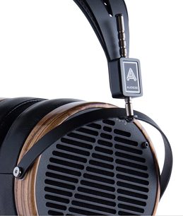 Casque audio Audeze ouvert en bois, arceau en cuir noir, transducteurs circulaires noirs, câble tressé noir avec boîtier de commande argenté