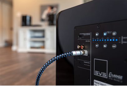 Kabel til subwoofer SoundPath Subwoofer 8m tilsluttet bag på en sort subwoofer