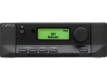 Ampli hi-fi стерео Cyrus Classic Amp черен, преден панел с зелен LCD екран, показващ "AN1 Analogue", бутони и конектори