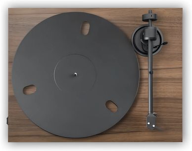 Gira-discos Pro-Ject E1.2 nogueira, vista de cima, prato preto e braço de leitura à direita