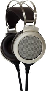 Сребрист алуминиев слушателски кабелен отворен тип STAX SR-007S с голяма кръгла метална решетка на слушалките, двойна стоманена лъка с матирана обработка и околоушни възглавнички от черна кожа, изглед от три четвърти преден ъгъл