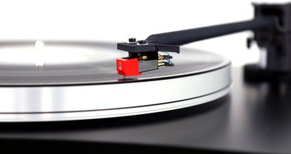 New Horizon 201 sort pladespiller, nærbillede af tonearm i profil med rød pickup