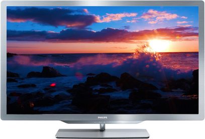 Philips 32PFL7606H fladskærms-TV, der viser et maritimt landskab ved solnedgang, med metallisk grå ramme