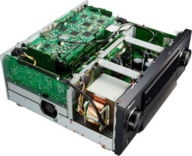 Åben Pioneer SC-LX901 sort hjemmebiografsforstærker, set ovenfra, med synlige elektroniske komponenter og grønne printplader