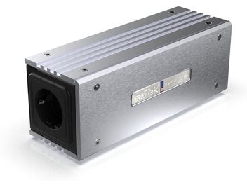 Condiționator de rețea IsoTek EVO3 Synchro Uni 10A argintiu pentru IEC C13, vedere frontală, carcasă metalică rectangulară cu priză IEC și întrerupător