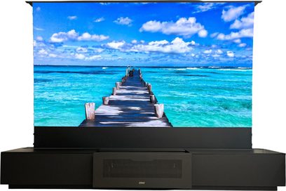 Nábytek pro ultra krátkoúhlý projektor Oray Série 2 černý s 100" plátnem s výhledem na molo nad tyrkysovým mořem