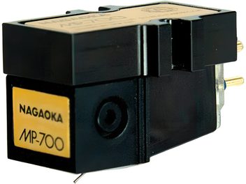 Juoda plastikinė ir metalinė Nagaoka MP-700 foninė galvutė, auksinė viršutinė plokštelė, geltona šoninė etiketė, du auksiniai galiniai kontaktai, vaizdas iš kairės priekinės trijų ketvirčių perspektyvos