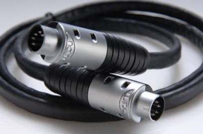 Sort XLR-kabel Naim Audio CD555 tilsluttet en sølvfarvet cd-afspiller, tæt forfra-udsigt