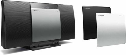 Pioneer X-SMC00BT dockingstationer i sort og grå, set forfra, bestående af en hovedenhed og to satellithøjttalere