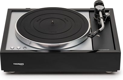 Hi-Fi-Plattenspieler Thorens TD 1600 mit TP160 in Schwarz, Vorderansicht, silberner runder Plattenteller, Tonarm rechts