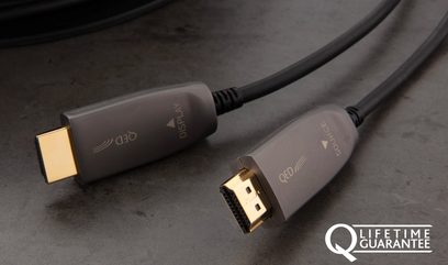 Deux câbles HDMI QED Performance Active Optical gris foncé, connecteurs dorés, posés parallèlement sur une surface sombre