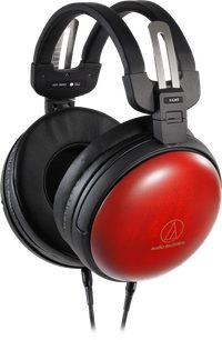 Siyah ve kırmızı kapalı tip Audio-Technica ATH-AWAS kulaklık, oval kulak yastıkları, ayarlanabilir dolgulu kafa bandı, sağ profilden görünüm