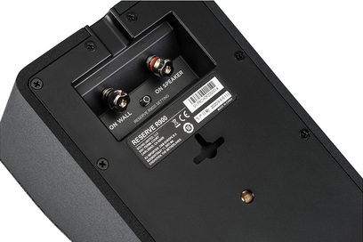 Polk Audio R900 højttaler i sort, bagsigte i nærbillede, audio-stik og tænd/sluk-knap på mat sort bagpanel