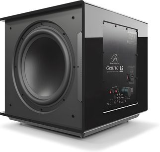 Subwoofer MartinLogan Grotto 15 v černém lesklém provedení, tříčtvrteční pohled s velkým předním reproduktorem a viditelným zadním panelem
