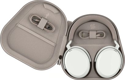 Balts Sennheiser Momentum 5 hi-fi austiņu komplekts atvērtā futrālī ar sakārtoti novietotiem uzlādes un audio kabeļiem