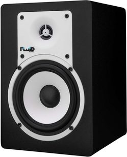 Fluid Audio C5 aktiv højttaler i sort, set forfra, diskant- og basenhed synlige bag et cirkulært hvidt gitter