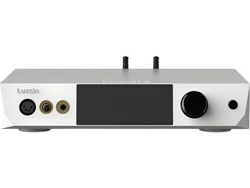 Aukštos kokybės Luxsin Audio X9 ausinių stiprintuvas, matomas iš priekio: stačiakampis sidabrinio aliuminio korpusas su centriniu juodu ekranu, kairėje – auksinėmis žiedinėmis XLR ir jack ausinių jungtimis, dešinėje – didelis juodas garso reguliavimo ratukas ir mažas įjungimo mygtukas, gale šiek tiek kyšo dvi juodos antenos.