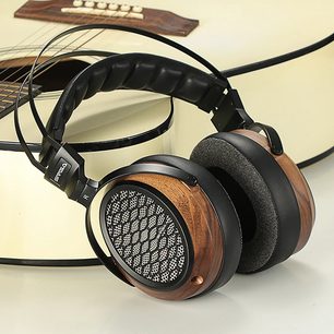 Sluchátka Sivga P-II s otevřeným designem, ořechové dřevo, černé kožené náušníky, kovová mřížka, černý polstrovaný oblouk, pletený kabel