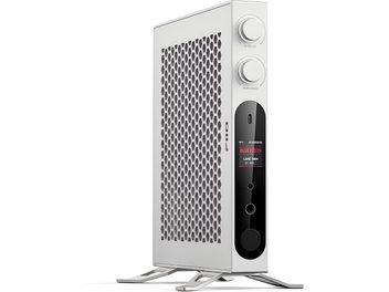 FiiO K19 hodetelefonforsterker i sølvfarget aluminium, sett fra venstre forfra i trekvart vinkel, stort sidepanel med bikubemønstrede perforeringer, blank svart front med to store dreieknapper, liten fargeskjerm og dobbel hodetelefonutgang, plassert vertikalt på metallføtter