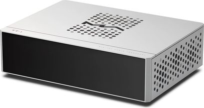 Ψηφιακό μεταφορικό Matrix Audio TT‑1 από ματ ασημί αλουμίνιο, λεία μαύρη μπροστινή όψη, μοτίβο αερισμού σε σχήμα S στην επάνω πλευρά, διάτρητες πλαϊνές γρίλιες, τρισδιάστατη μπροστινή όψη