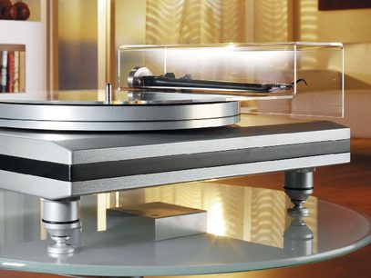 Sølvfarvet Thorens TD850-TP300 pladespiller, set ovenfra i nærbillede, tonarm med pickup, åbent låg