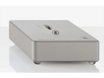 ClearAudio Smart Phono V2 sølvfarget phono-forforsterker, toppvisning, rektangulær sølvfarget metallboks, knapp og kontakter
