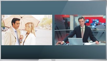 To billeder af en tv-nyhedsvært i et studie, vist på en tv-skærm