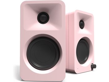İki adet Kanto ORA kablosuz hoparlör seti, pürüzsüz malzemeden yapılmış mat pembe dikdörtgen kasalar, siyah dairesel woofer ve genişleyen bir pavyona yerleştirilmiş tweeter, ön ve üç çeyrek görünüm