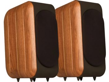 Paire d’enceintes bibliothèque Chario Aviator Ghibli en bois clair rainuré, façade avant noire avec grille ovale en tissu, coffret aux angles arrondis monté sur pointes, vue trois-quarts